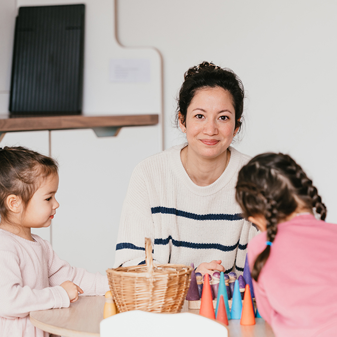 ZZP Pedagogisch Medewerker op kinderopvang speelt met kinderen